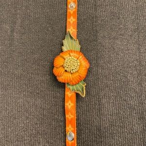 Leather bracelet with flower detail